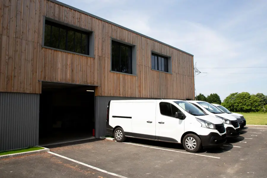 Business-Auto-Insurance-Fleet-of-Vans-Outside-of-a-Loading-Dock-min