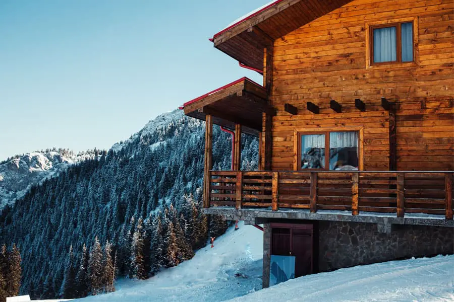 Secondary-Home-Insurance-Home-in-the-Snow-and-Mountains-min