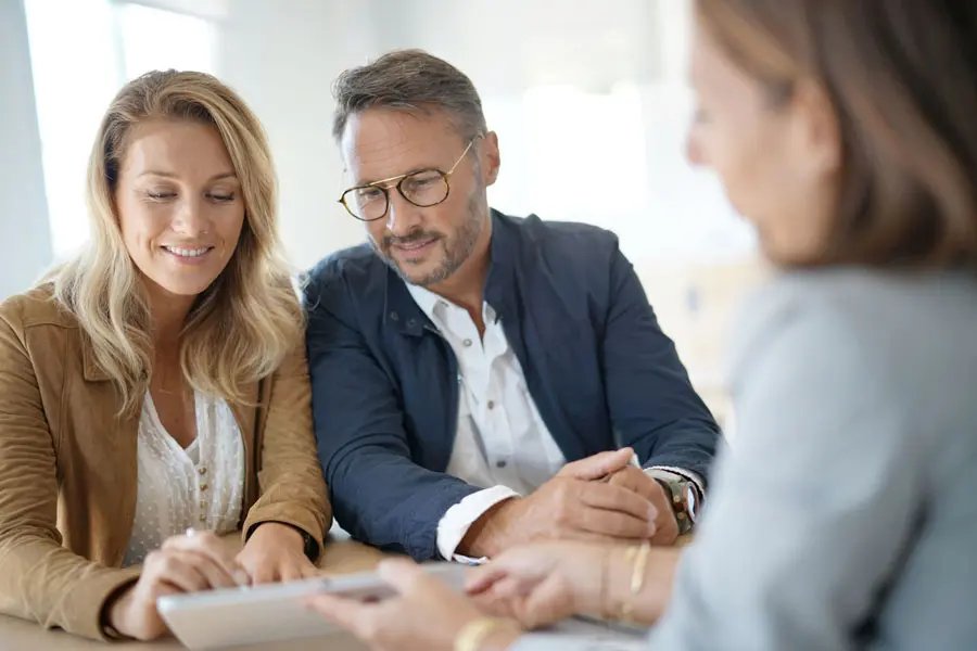 px-Request-a-Policy-Change-Business-Meeting-at-an-Insurance-Office