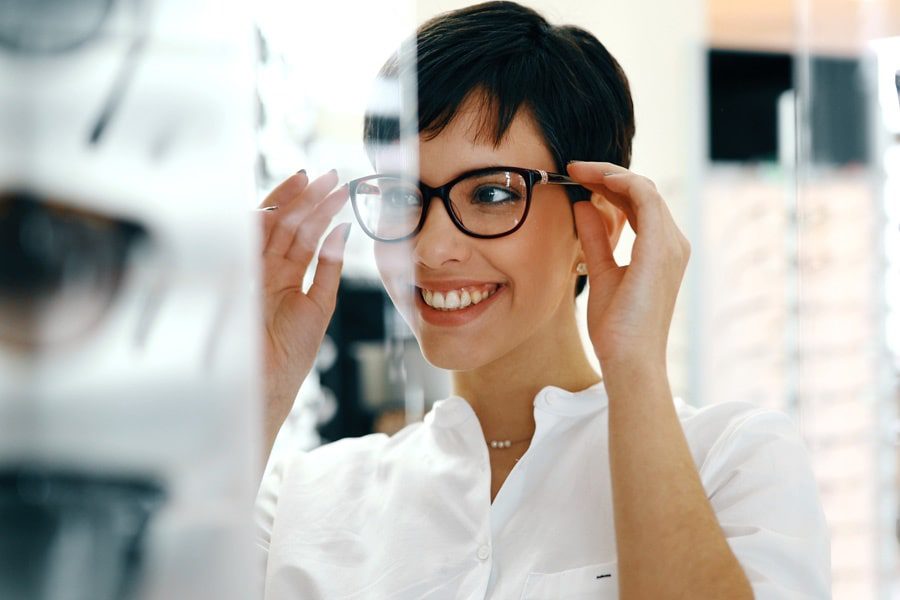 Group-Vision-Insurance-Woman-Picking-Out-New-Glasses-min Group-Vision-Insurance-Woman-Picking-Out-New-Glasses-min